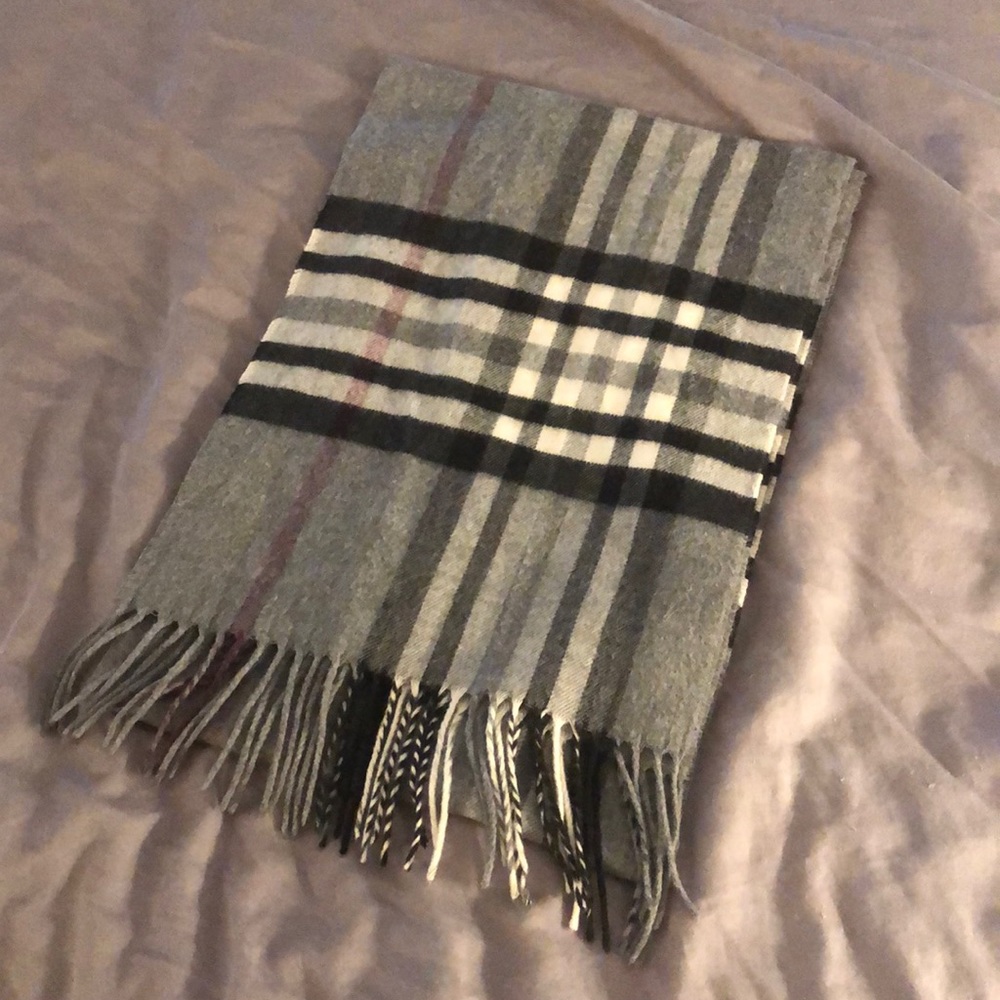Lightweight soft scarf